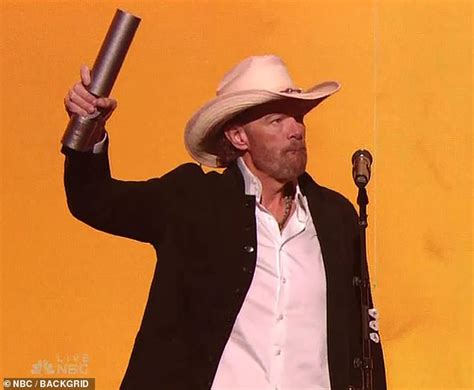 Toby Keith 62 Brings Wife To Tears As He Accepts Country Music Icon