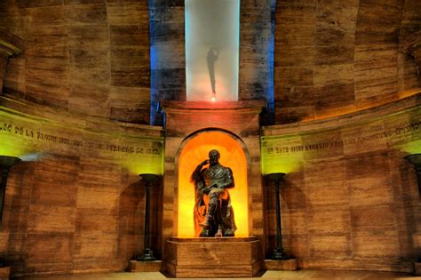 Monumento paseo la resistencia estatuas indi@s guaicaipuro, tiuna y urimare antiguo monumento a cristóbal colón ( colón en el golfo triste de rafael de la cova) (agradecimiento por las fotos a sus. Monumento Histórico Nacional a la Bandera Argentina