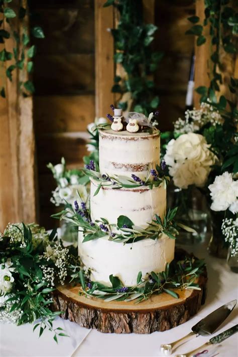 rustic chic 15 breathtaking barn wedding ideas to inspire you bolo de casamento com flores