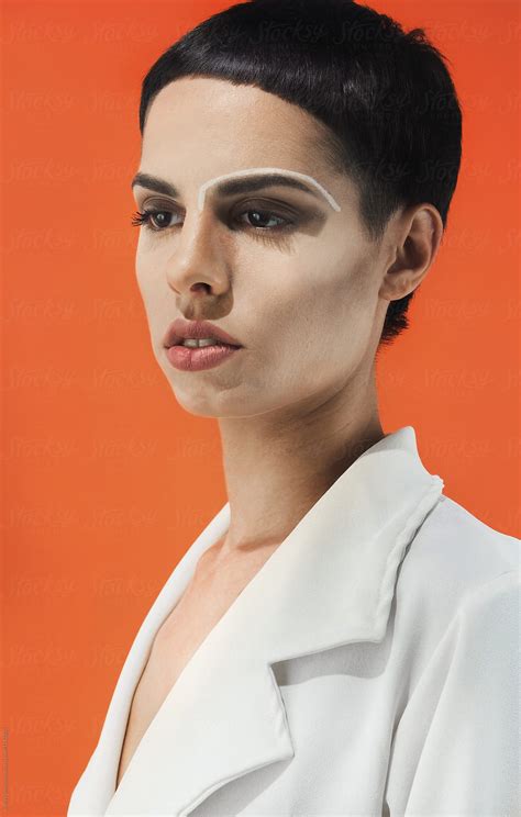 Ver Fashionconceptual Portrait Of Female In White On Orange
