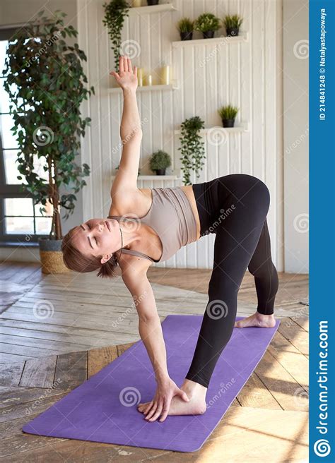 Hermosa Chica Practicando Yoga En Casa Haciendo Varias Asanas Foto De