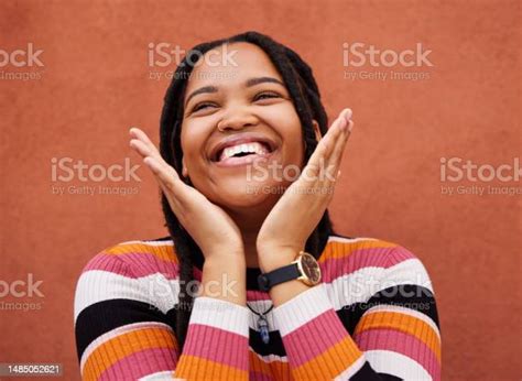 Bahagia Tertawa Dan Kebebasan Dengan Seorang Wanita Kulit Hitam Dengan Latar Belakang Oranye Di