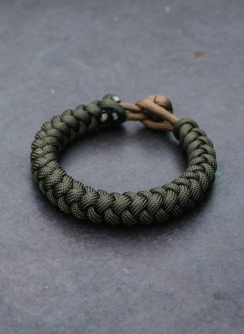 After i hitched the cord onto the clip, and measured out my desired length, i made a loop with the paracord for the handle. Projects to try image by Carol church | Paracord bracelet tutorial, Paracord bracelet diy ...