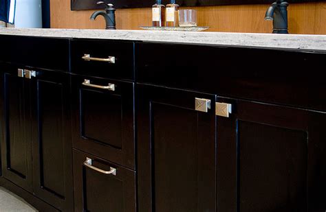 Kitchen hardware comes in a wide range of styles, here are 8 different styles of modern kitchen cabinet hardware that would suite any kitchen. Contemporary Decorative Drawer Pulls + Cabinet Knobs By ...