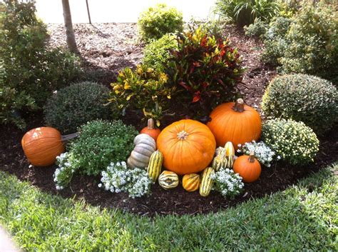 20 Ways To Help Create A Fall Inspired Front Lawn Fall Garden Decor