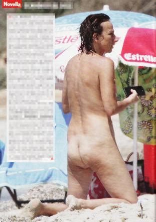 Gianna Nannini Al Mare In Topless E Nuda Con La Sua Migliore Amica