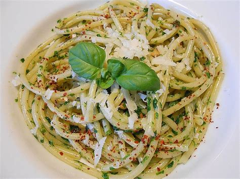Ein ganz einfaches und schnelles rezept, das jedoch wunderbar köstlich schmeckt sind spaghetti aglio e olio. Spaghetti aglio e olio von XTC75 | Chefkoch | Rezept ...