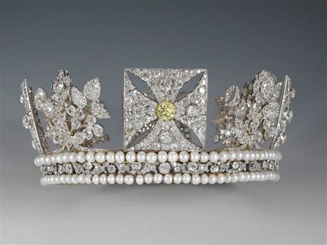 All The Queens Bling See Her Majestys Jewelry On Display At