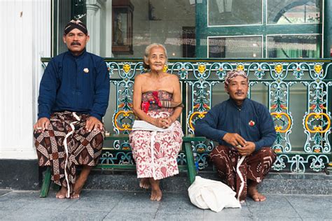 Foto De Javanese Pessoas Vestindo Roupas Tradicionais No Palácio De