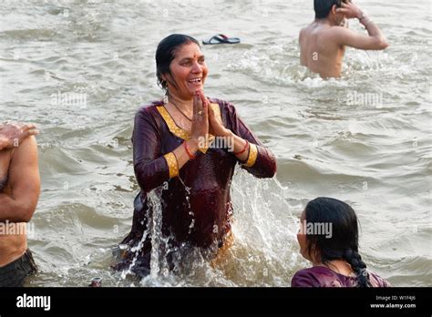 Frau Baden Im Ganges Allahabad Kumbh Mela Der Weltweit Größte