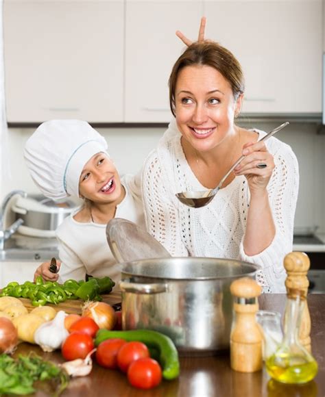 Madre E Hija Cocinando Juntos Foto Premium