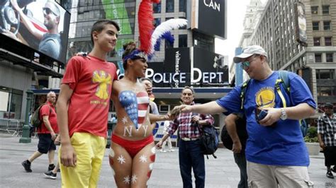 Quiénes son las desnudas que posan con los turistas en Times Square