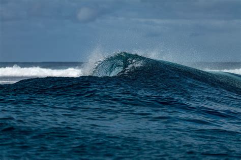 Breaking Wave In The Teahupoo Surfing License Image 71354914
