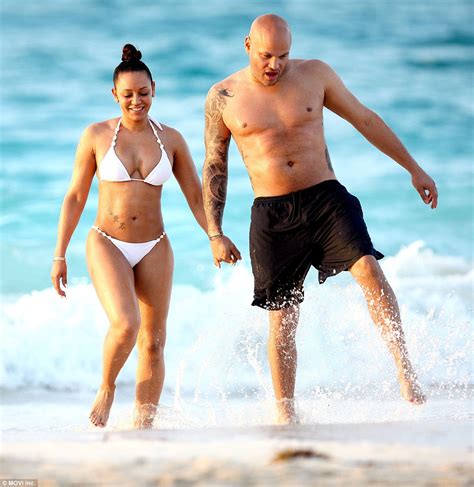Mel B Shows Off Her Washboard Abs And Ample Curves In White Bikini Daily Mail Online