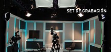 Set de TV con Decoración cerrada | Stage design, Stage set design ...