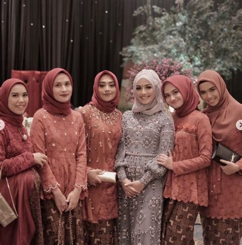 10 Pilihan Seragam Bridesmaid Nuansa Merah. Elegan, Berkelas dan Wah di