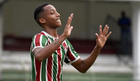 He currently plays as a striker (centre) in premier league for club watford. João Pedro, do Fluminense, vibra com convocação à Seleção ...