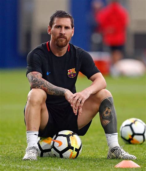 16 yıldır top koşturduğu barcelona'dan ayrılan 34 yaşındaki ancak bugün lionel messi'nin gelişinin kesinleşmesi üzerine futbolseverler tekrar havaalanına. Lionel Messi anuncia que elenco do Barcelona aceitou ...