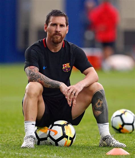 Lionel messi, the man that needs no introduction. Lionel Messi anuncia que elenco do Barcelona aceitou ...