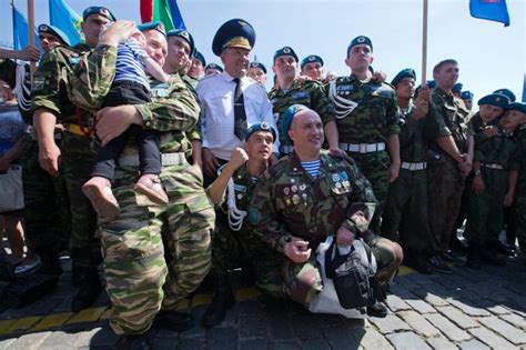 Этот день посвящен действующим военнослужащим и. День ВДВ в Москве (21 фото)