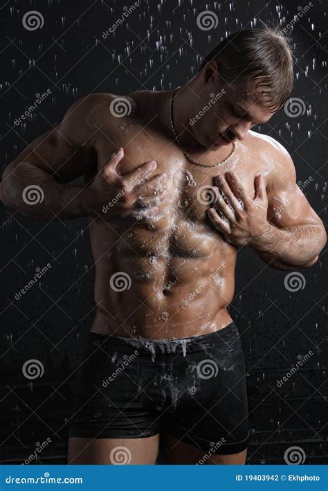 Reizvoller Junger Mann Des Nassen Muskels Nehmen Eine Dusche Stockfoto
