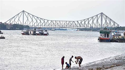 Kolkatas Twin Howrah Is Crumbling Under Covid With No Masks For