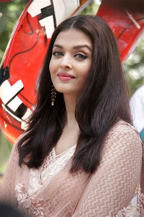 High Quality Bollywood Celebrity Pictures Aishwarya Rai Looks Gorgeous