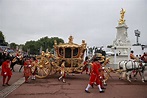 La carroza de oro pasa por delante del Buckingham Palace ...