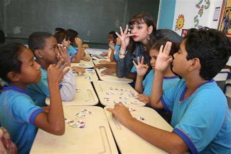 RedaÇÃo Desafios Para A FormaÇÃo Educacional De Surdos No Brasil