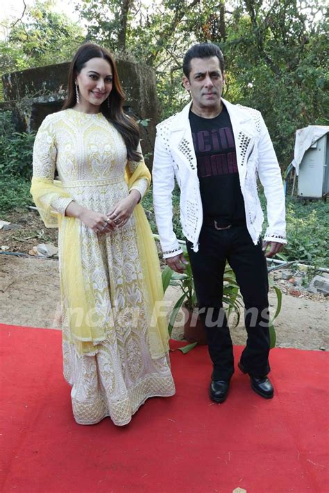 Sonakshi Sinha And Salman Khan At The Promotion Of Movie Dabangg 3 Photo