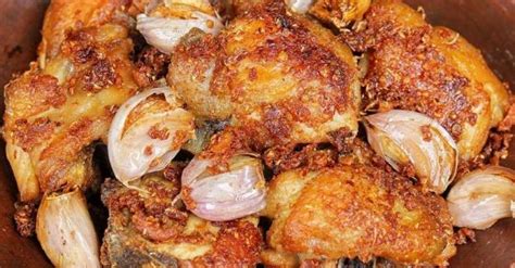 Goreng dan aduk perlahan sampai kremesan berwarna kuning keemasan. Resep Ayam Goreng Simpel, Bumbunya Sederhana Hanya Bawang dan Ketumbar