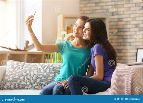 junge lesbische paare die zu hause selfie nehmen stockfoto bild von liebe foto 151291346