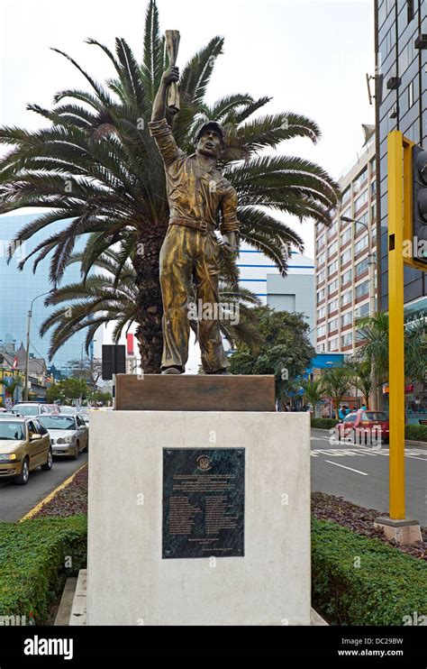 Statue In Viertel Miraflores In Lima Peru Stockfotografie Alamy