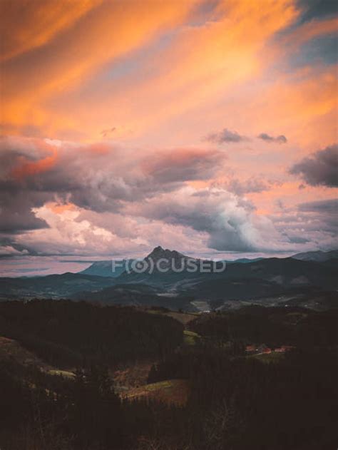 Colorful Sky Above Mountain Valley — Majestic Sundown Stock Photo