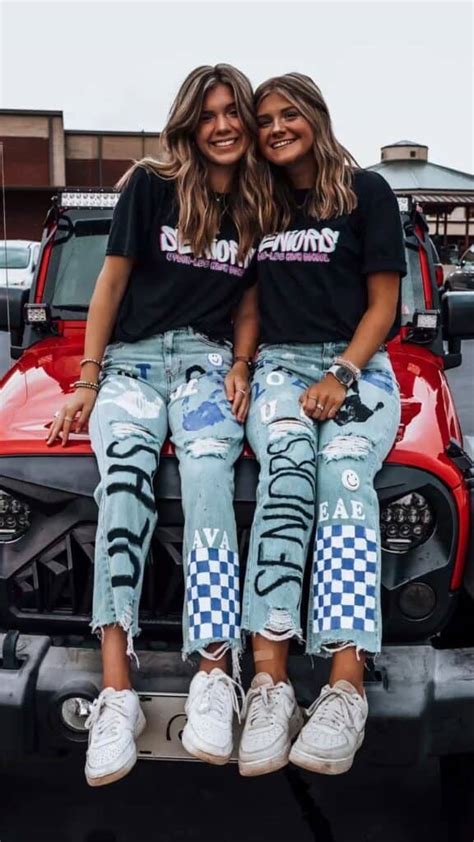 15 Cutest Senior Jeans Ideas Were Obsessing Over Right Now