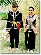 Lelaki memakai pakaian kepala sigal dari kain destar. Kadazan_Dusun