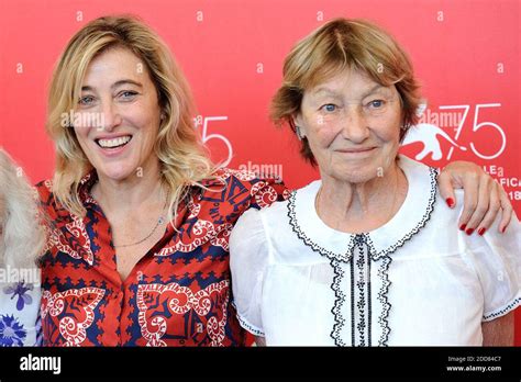 Valeria Bruni Tedeschi Et Sa Mère Marisa Borini Assistent Au Photocall Les Estivants Dans Le