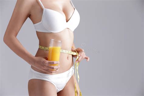 mooi slank lichaam van vrouw stock foto image of citrusvrucht mensen 76316534