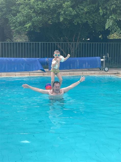 Diversão Na Piscina Discutindo Contemporaneidades