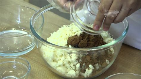 Masukkan adonan kremes dengan cara kucurkan supaya bersarang. Singkong Coklat Kremes (2/8) - Cara Membuat Adonan Singkong - YouTube