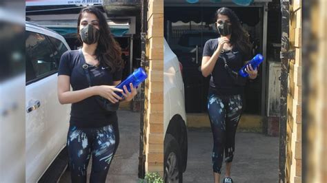 Rhea Chakraborty Greets Paparazzi As She Steps Out Of Gym Says Theek Ho Rahi Hoon News18