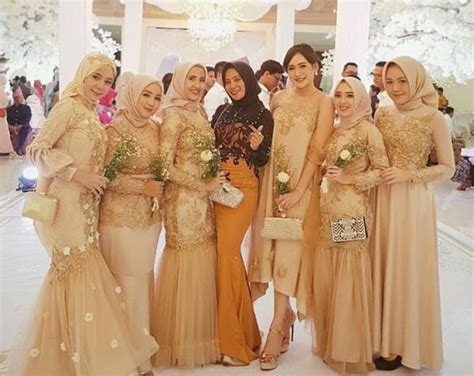 Tetapi, buat menetapkan rancangan rumah yang cocok dengan selera akan menjadi sulit jika tidak mempunyai gambaran untuk kombinasi warna cat gold. 100+ Inspirasi Gamis Brokat Kombinasi Satin Terbaru 2019 Kekinian - WIKIPIE.CO.ID