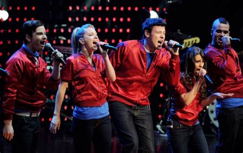 Glee Spoilers Finale Pays Tribute To Cory Monteith With Flashback Episode Metro News