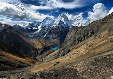 Las Montañas Blancas Sobre La Cordillera Blanca En Peru Travelling