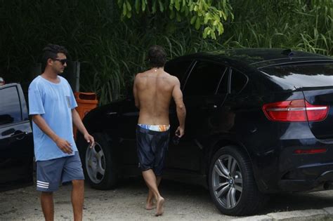 Caio Castro Exibe Barriga Tanquinho Em Dia De Praia No Rio