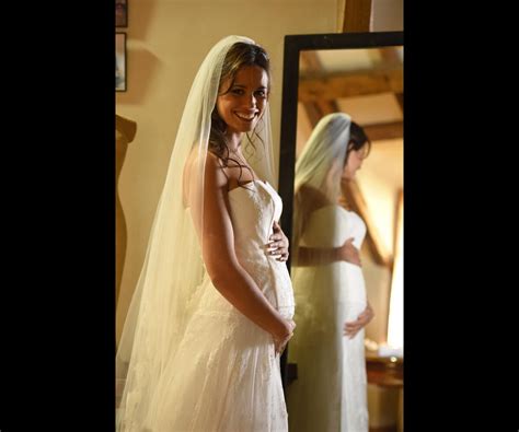 Vidéo Lucie Lucas sublime en robe de mariée dans l épisode final de la saison de Clem Ça