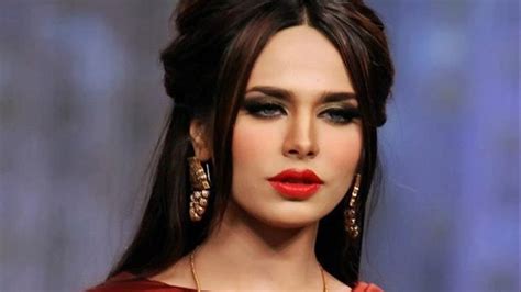 المتزوجة التي ترى في حلمها فتاة جميلة صغيرة في حلمت امي انه فيه بنت شابه بيضاء طويله وشعرها اشقر وكانت البنت تدور علي تبي. اجمل جميلات العرب , اجمل نساء العالم - ازاي