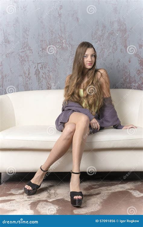 Jong Langharig Mager Meisje Met Lange Benen In Een Van Het Sweater Minirok En Platform Sandals