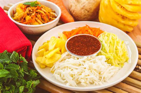 Kupas terlebih dahulu manga muda, kemudian serut kasar dan sisihkan. Rujak Serut | Resep dari Dapur KOBE
