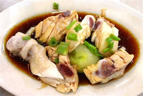 Poached chicken served with rice that's been cooked with the chicken broth and served with a trio of sauces. マレーシア/イポーIpoh： Ipoh Hainan Chicken Rice R923Eの海外食べ歩き＋α